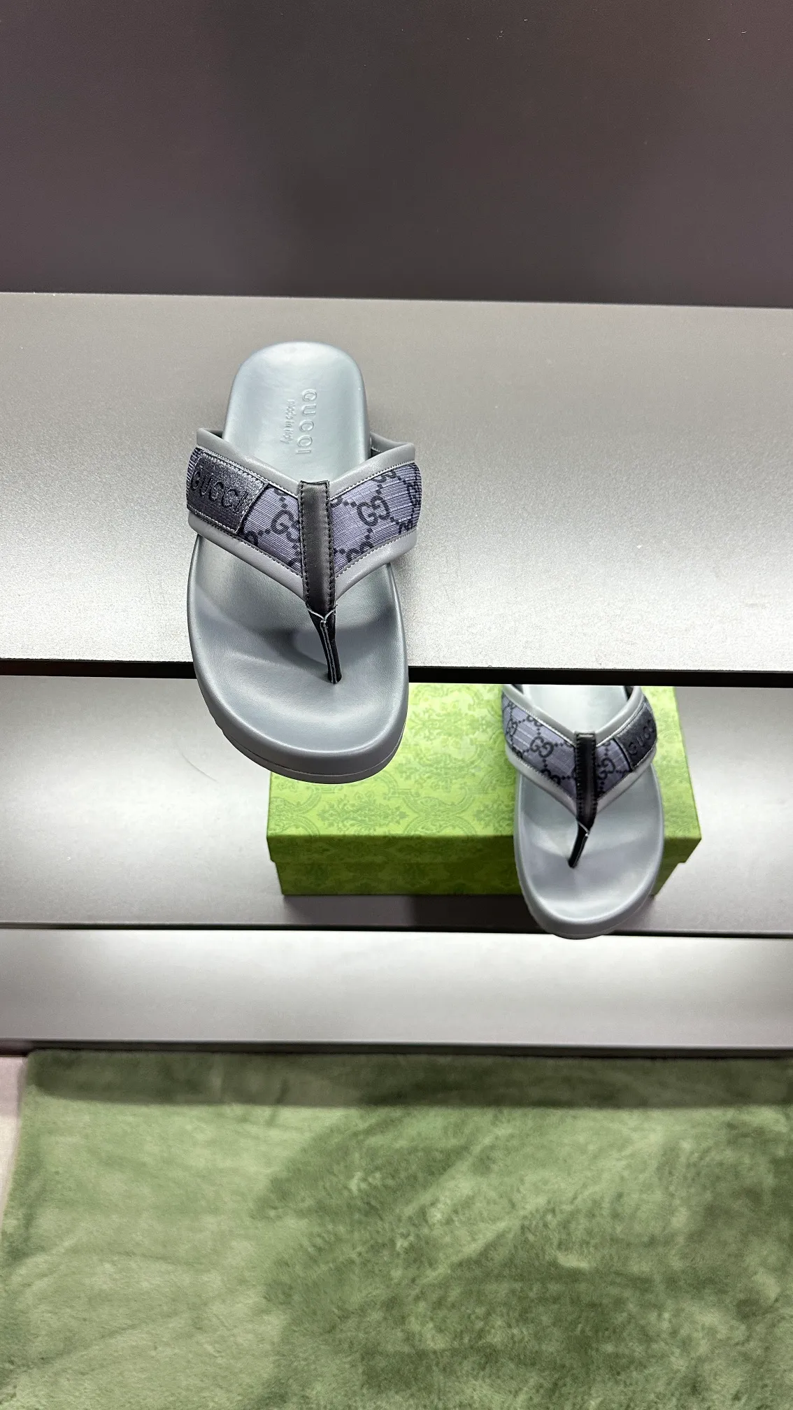 [G Family Couple Style] P: 300💰Female size 36~40 Men's size 39~45, (46. Custom-made Unisex GG slippers This slipper is made of GG polyester fiber and is decorated with a Gucci label on the front, adding a striking logo feel to the style. Beige GG recycled polyester fiber Unisex leather trim "Gucci Made in Italy" embroidered label Rubber sole Flat Made in Italy